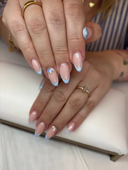 Hellblaue French Nails mit kleinen Schmuckdetails