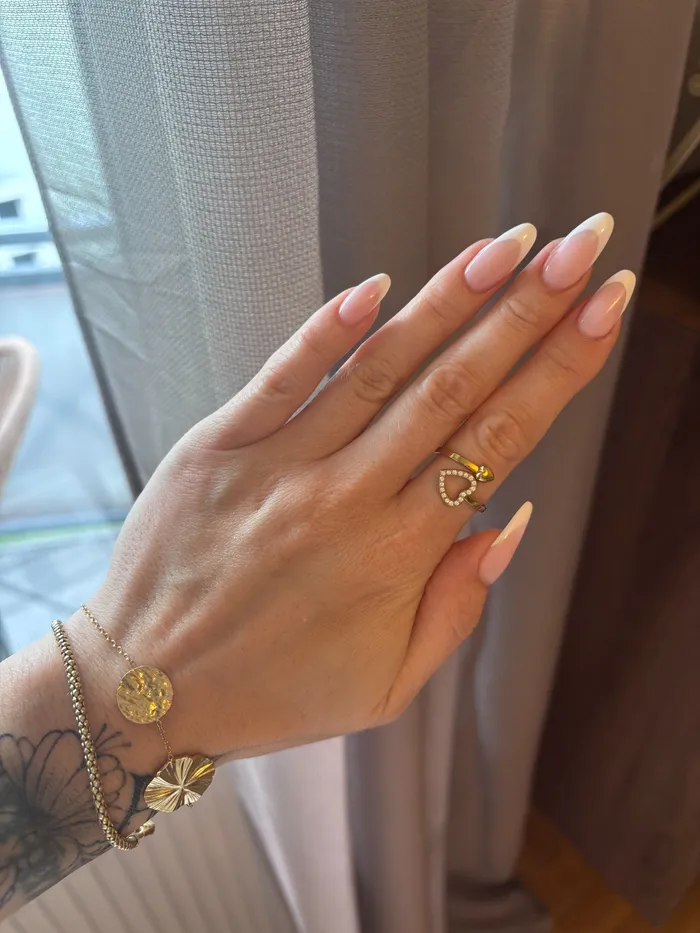 Mandelförmige French Nails mit weißen Spitzen und roséfarbenem Nagelbett