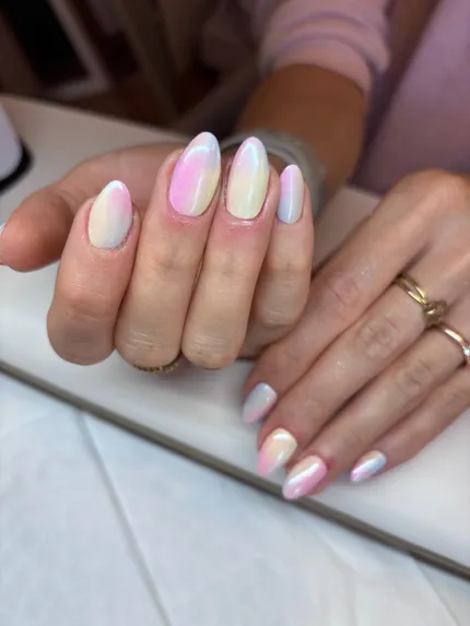 Schimmerndes Nageldesign in sanften Pastellfarben