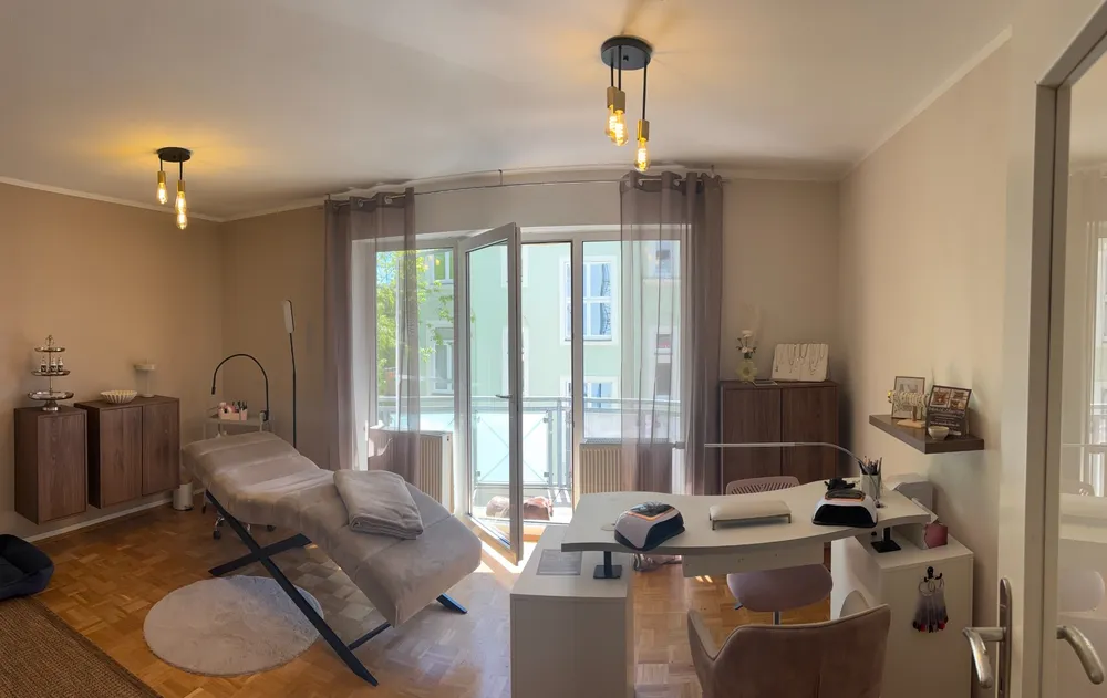 VisaVi-Studio mit Nageltisch, Behandlungsstuhl und warmen Naturtönen