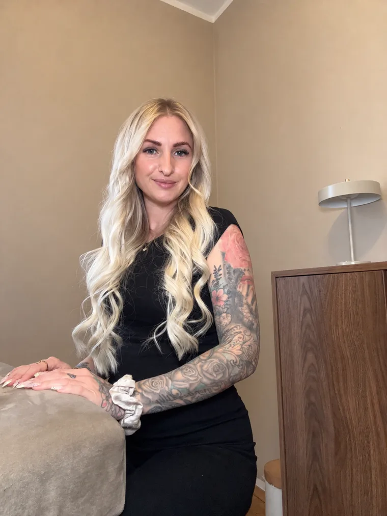 Vivian mit einem freundlichen Lächeln in ihrem Beautystudio