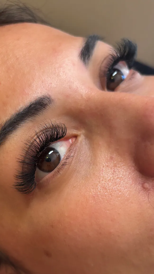 Nahaufnahme einer Wimpernverlängerung mit dichtem Volumen